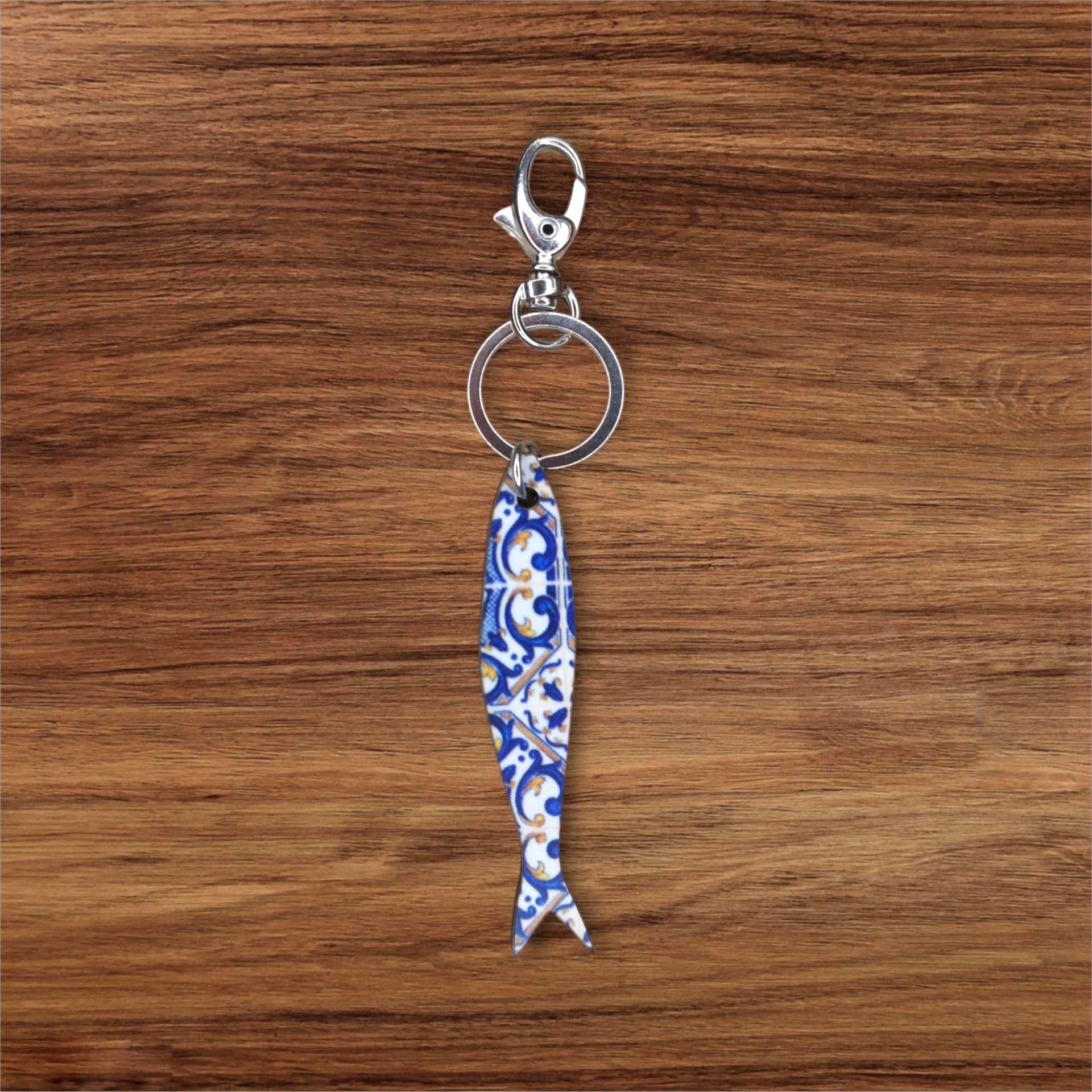 Porta-chaves Sardinha Azulejo Porta-chaves com pendente em forma de peixe com padrão azul e branco.
