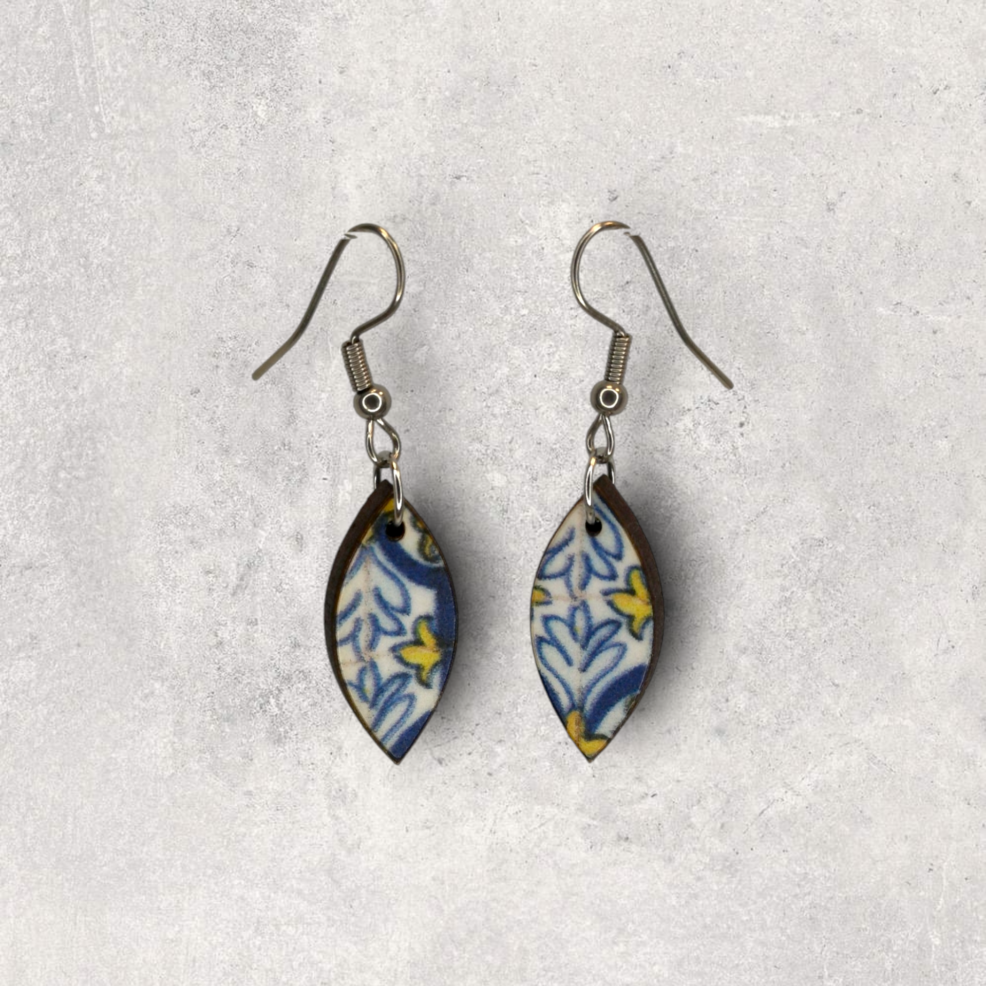 Brincos Lágrima Brincos de formato folha com padrão floral azul e amarelo