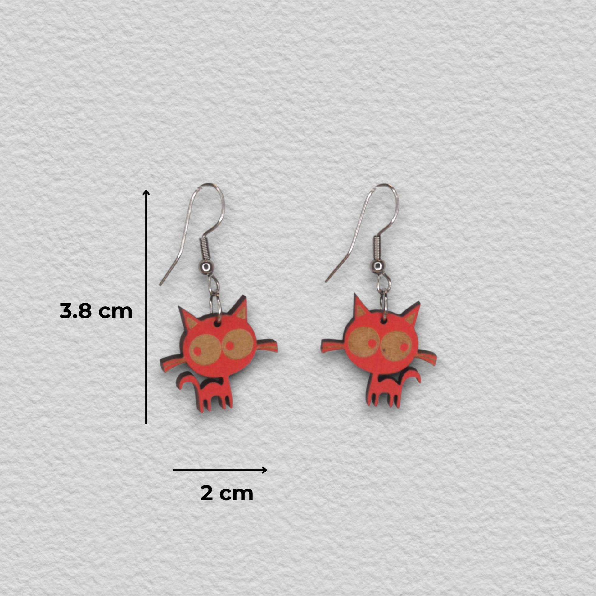 Brincos Sr. Gato Brincos de gato em madeira vermelha e castanha com argolas prateadas