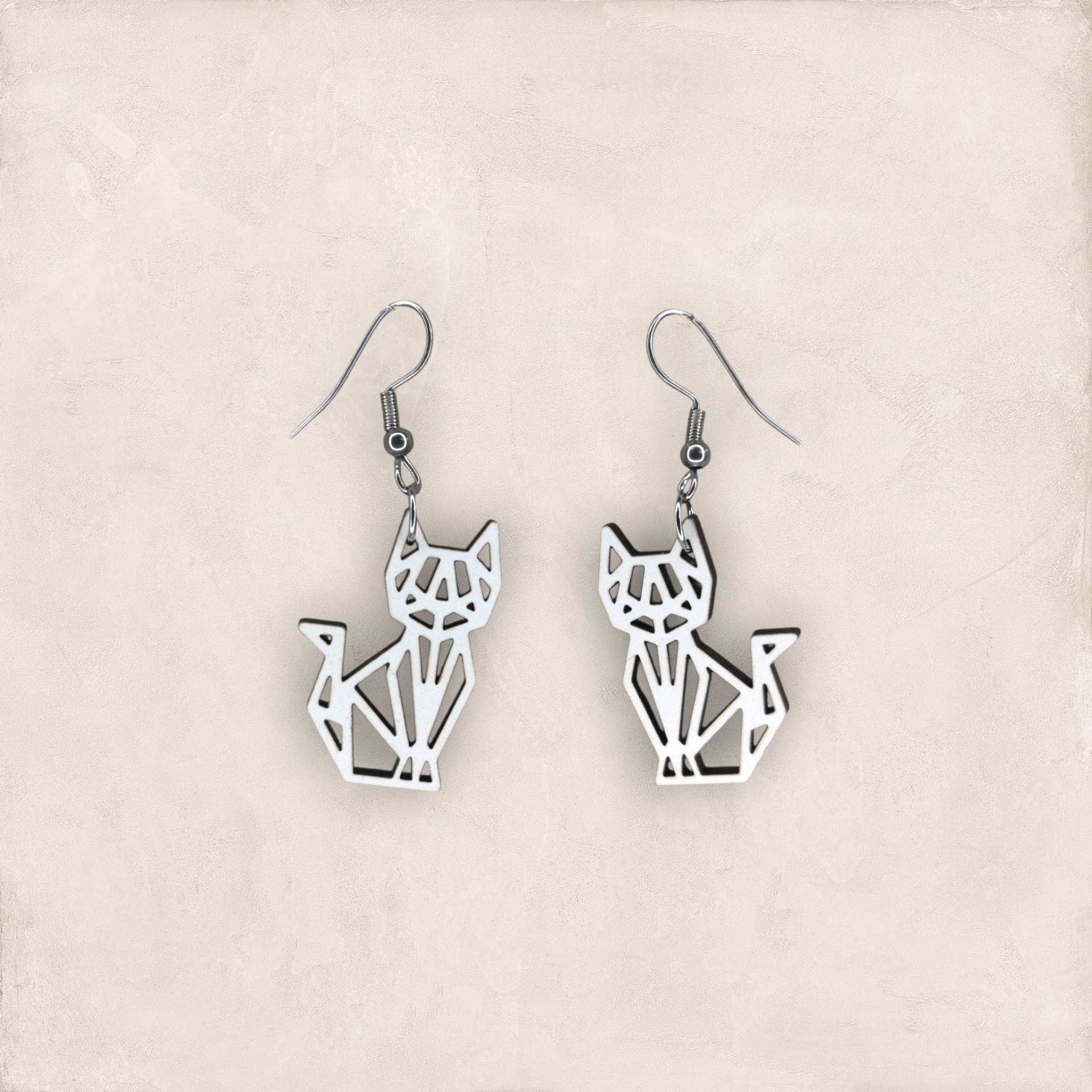 Brincos Gato Origami Brincos prateados em forma de gato com padrão geométrico