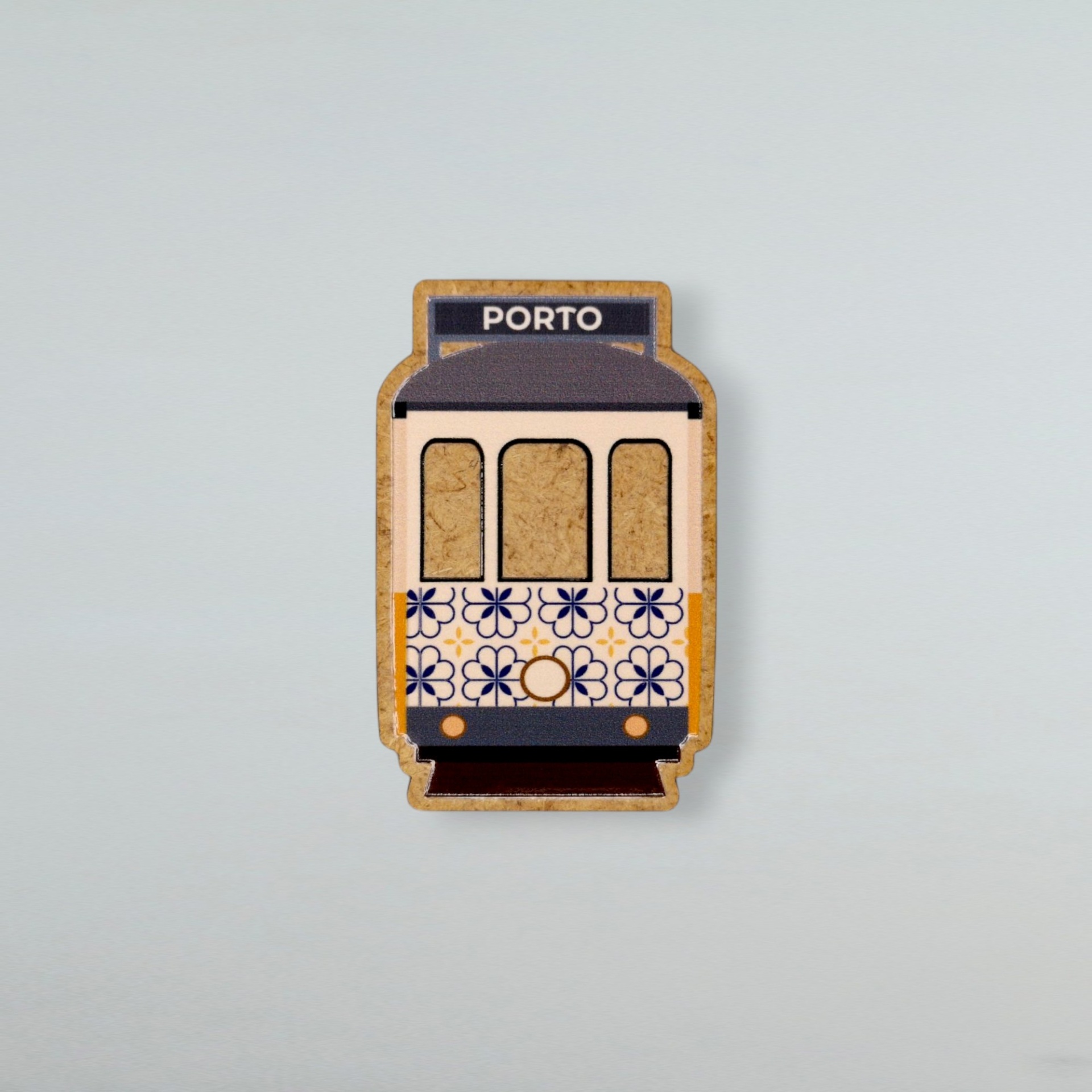 Magnético Elétrico com Azulejo Íman em forma de elétrico com padrão florido azul e branco e texto 'PORTO'