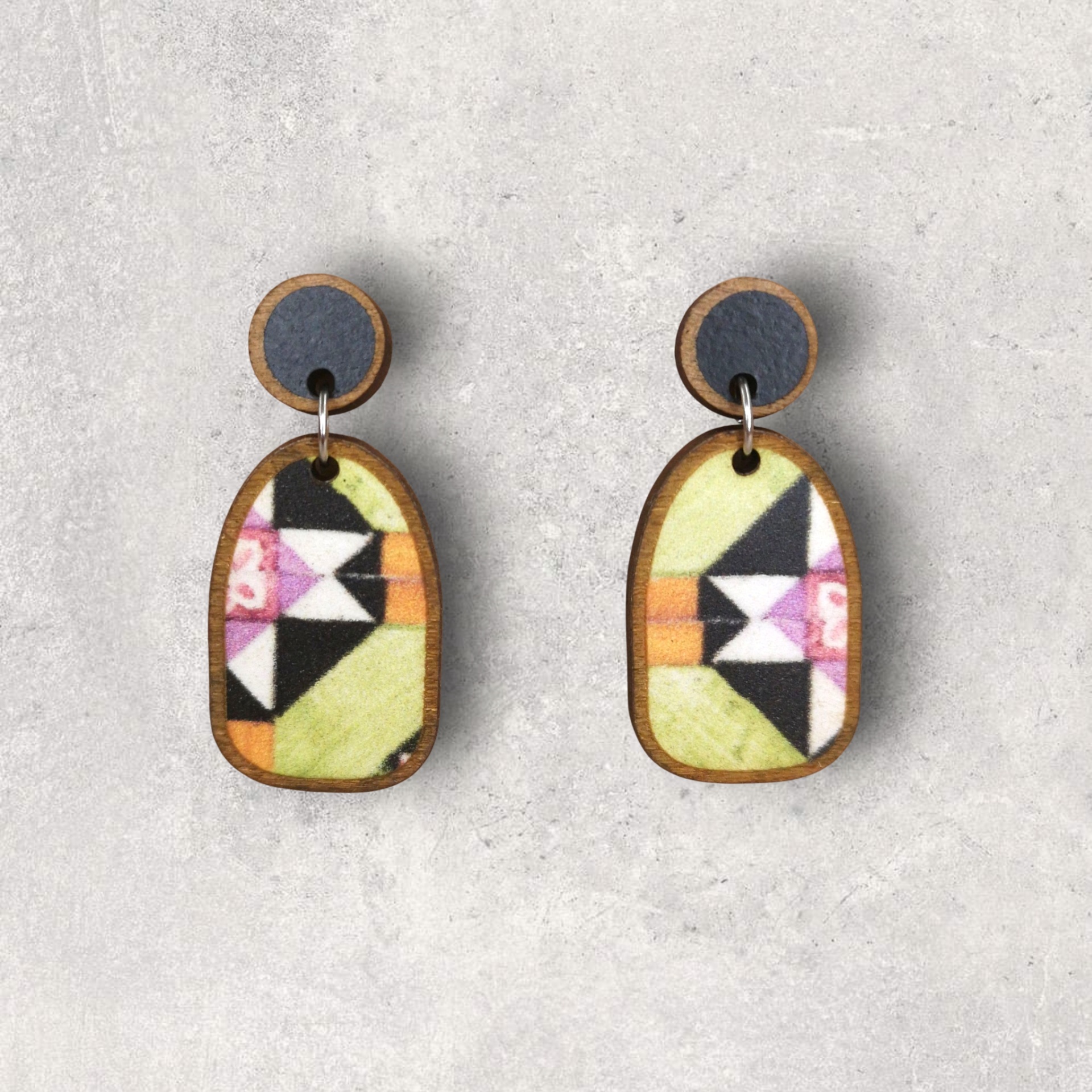 Brincos Boho Par de brincos de madeira com padrão geométrico colorido