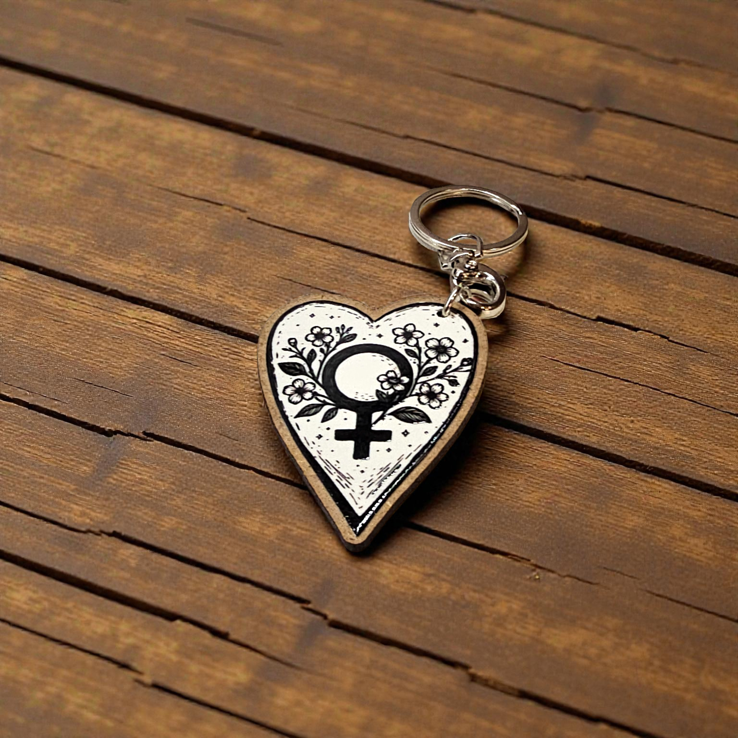 Porta-chaves Coração Mulher "Strong" Chaveiro coração em madeira com símbolo feminino e flores preto e branco