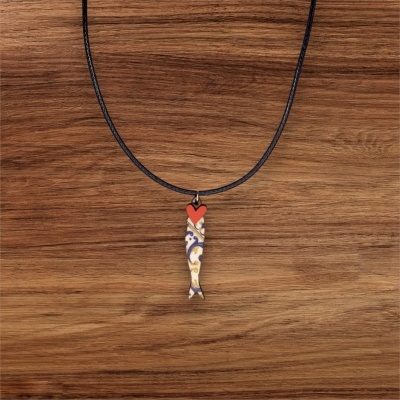 Colar com pendente em forma de peixe colorido e coração vermelho