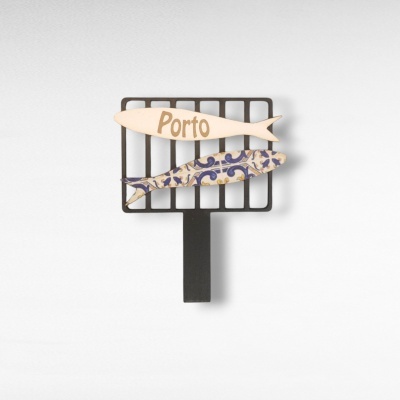 Grelha preta com duas sardinhas decorativas de madeira