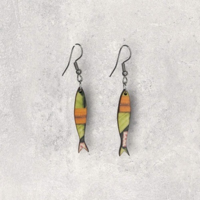 Brincos em forma de peixe com padrão colorido e gancho metálico