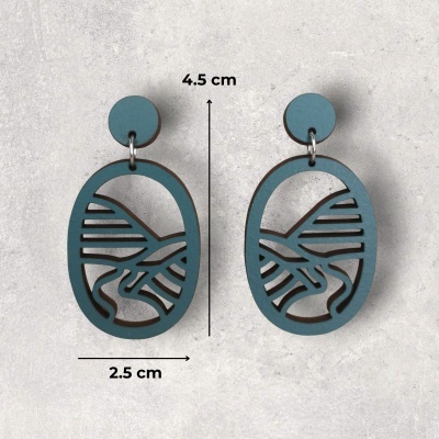 Brincos azuis ovais com recortes geométricos e base redonda