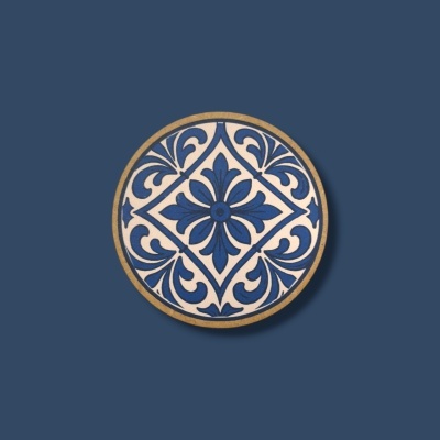 Botão redondo com padrão floral azul e branco