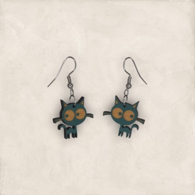 Brincos de gato em madeira verde escuro com olhos bege e gancho metálico prateado