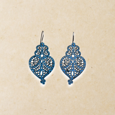 Brincos azuis pendentes em metal com design arredondado recortado e fecho prateado
