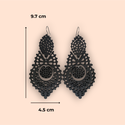 Brincos pretos recortados com design circular e oval, sobre fundo bege