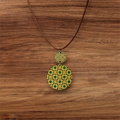 Colar de madeira com padrão geométrico verde e amarelo