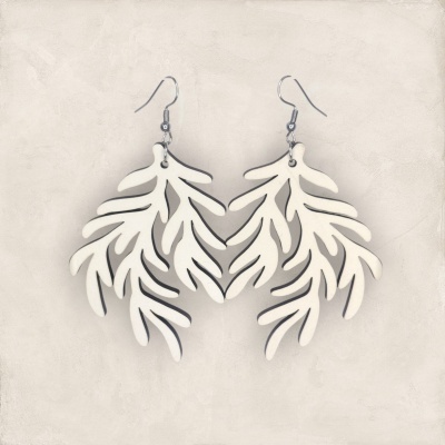 Brincos pendentes em forma de folhas brancas com ganchos metálicos
