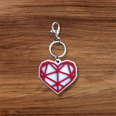 Porta-chaves com pendente em forma de coração geométrico vermelho e branco
