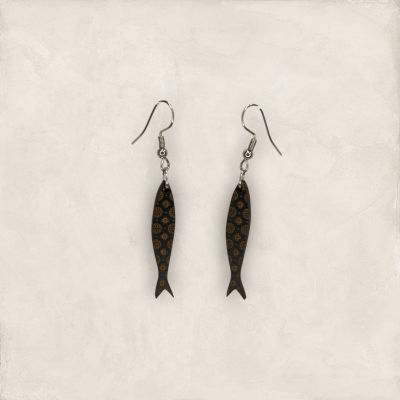 Brincos em forma de peixe com padrão castanho sobre fundo preto e gancho metálico prateado.