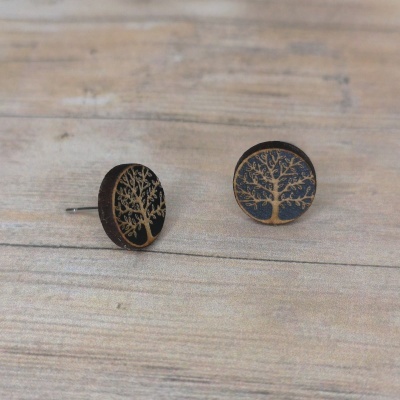 Brincos redondos em madeira com árvore gravada e fundo preto