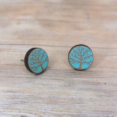 Brincos de madeira redondos com desenho de árvore azul e castanho