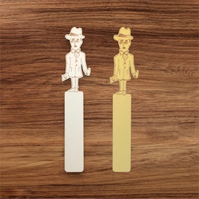 Duas réguas marcadores de página com figuras de homem em superfície de madeira clara