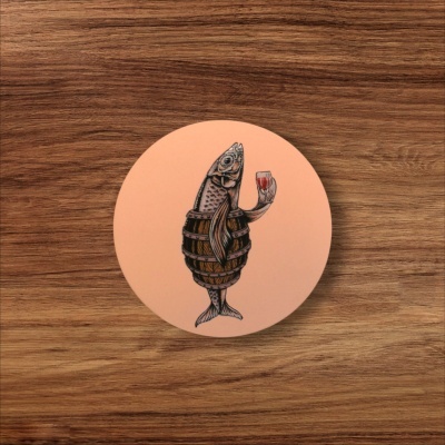 Disco redondo cor de pêssego com ilustração de peixe segurando copo de vinho