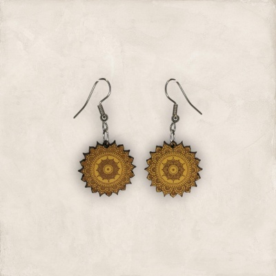 Brincos pendentes com mandala castanha e gancho metálico prateado