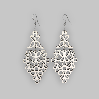 Brincos pendentes de metal prateado com design recortado