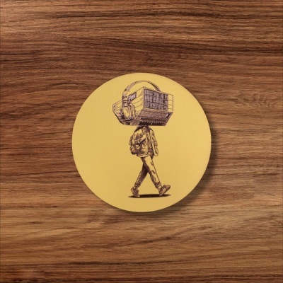 adesivo redondo amarelo com ilustração a preto de pessoa com cabeça feita de objetos