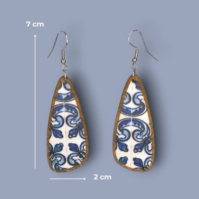 Brincos pendentes em madeira com padrão floral azul e branco
