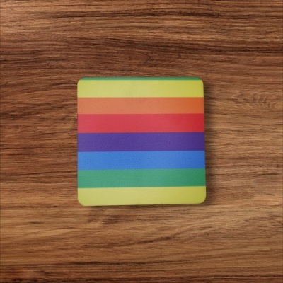 Suporte quadrado para copos com faixas coloridas, sobre mesa de madeira