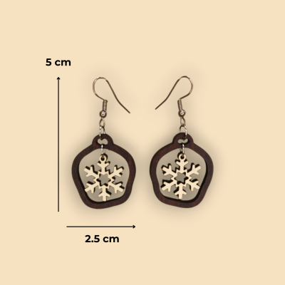 Brincos pendentes floco de neve branco em aro castanho escuro, fundo bege.