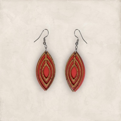 Brincos pendentes castanho e vermelho em forma de folha com argolas metal prateado