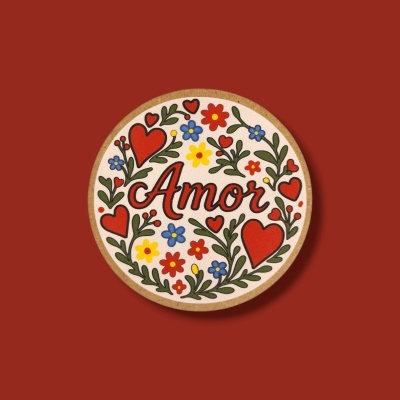 Placa decorativa redonda com palavra Amor e flores coloridas