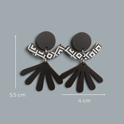 Brincos de madeira pretos com padrão geométrico preto e branco