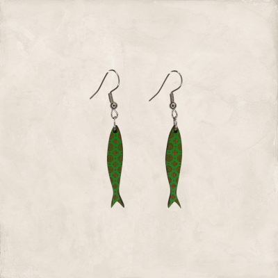 Brincos em forma de peixe verde com padrão castanho e gancho metálico