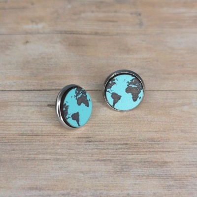 Brincos redondos com mapa-múndi azul e preto com moldura metálica.