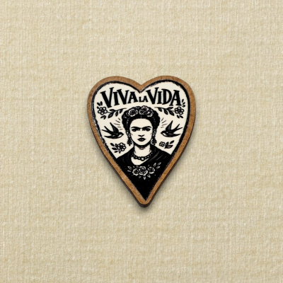 Broche em madeira com ilustração de mulher e texto VIVA LA VIDA