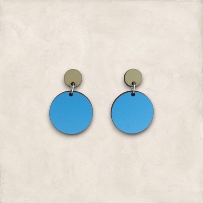Brincos circulares verde oliva e azul claro em fundo bege