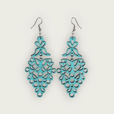 Brincos pendentes azuis turquesa com design floral recortado