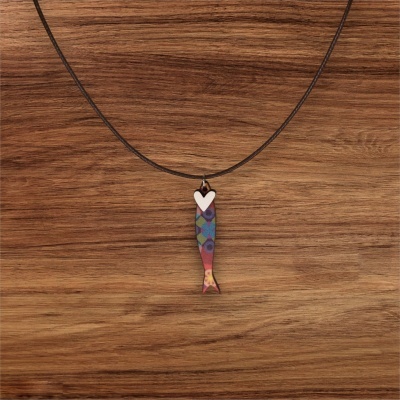 Colar com pendente de peixe colorido e coração branco