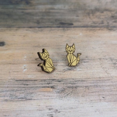 Brincos de gato em madeira com design geométrico sobre madeira