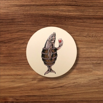 Disco redondo com ilustração de peixe com barril a segurar copo sobre madeira