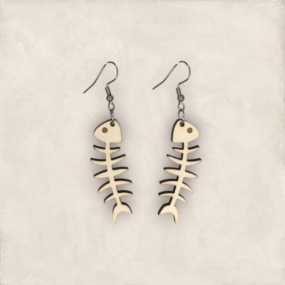 Brincos de esqueleto de peixe claros com gancho metálico prateado