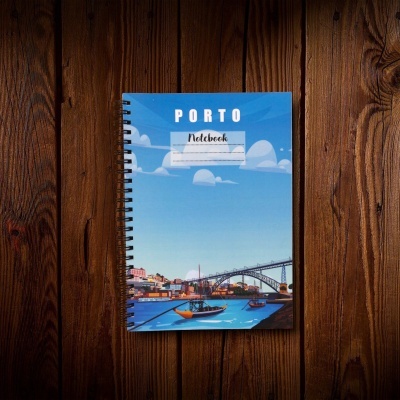 Caderno espiral azul com ilustração de barcos e ponte sobre água