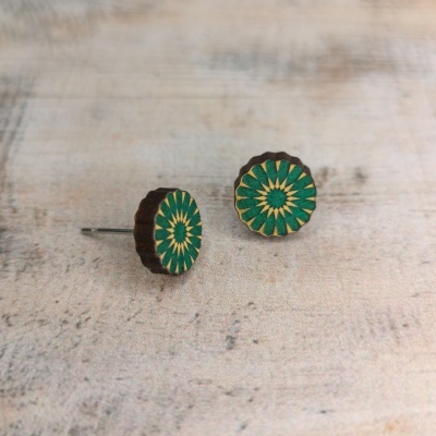 Brincos de madeira redondos com padrão geométrico verde e amarelo