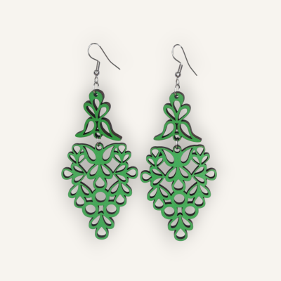 Brincos pendentes verdes com padrão recortado e gancho metálico
