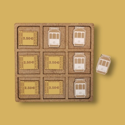 Jogo de da velha com peças de madeira amarelas e brancas com preços e eléctricos