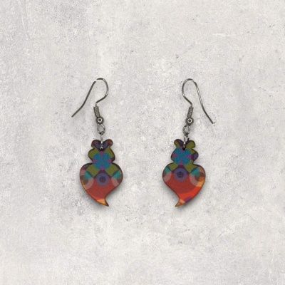 Brincos pendentes com padrão geométrico colorido em forma de coração