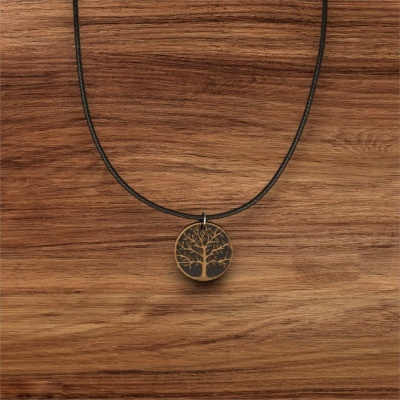 Colar com pendente redondo de madeira com árvore gravada