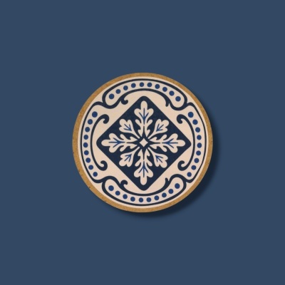 Base redonda decorativa com padrão floral azul escuro sobre fundo bege