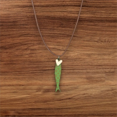 Colar com pendente de peixe verde com padrões dourados e coração branco em cordão castanho