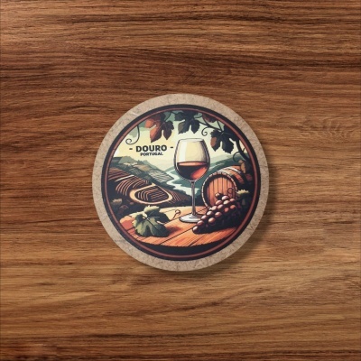 Disco de cortiça com ilustração de vinho e vinhas, sobre madeira